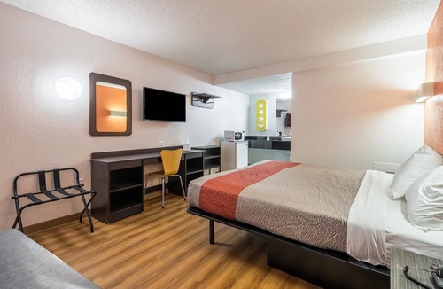 Schenectady Hotel | Motel 6 Schenectady, NY