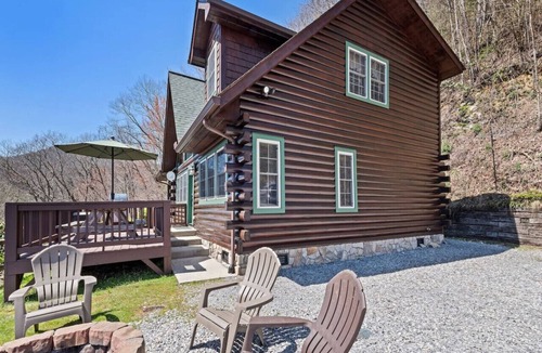 Maggie Valley Cabin | Mountain Laurel-Secluded Beauty + Majestic Views!