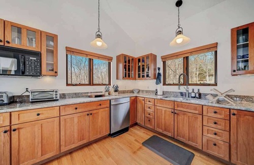 Kabletown Cabin | Mountain Luxury - Hot Tub, Amazing Views & More!