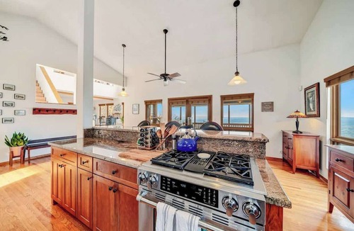 Kabletown Cabin | Mountain Luxury - Hot Tub, Amazing Views & More!