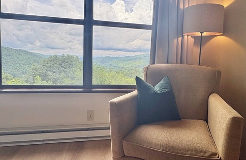Burnsville Ski Chalet | Mountain Retreat: Near Mt. Mitchell & Blue Ridge Parkway. AMAZING VIEWS!