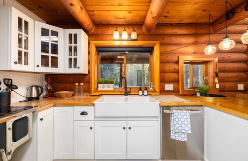 Verlot Cabin | Mountain + Riverfront cabin w/hot tub + sauna 2B1Ba