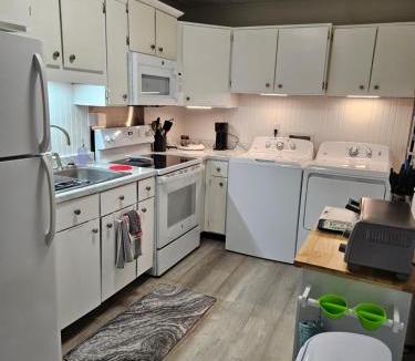 Shawanee Apartment | Mountain View Retreat 5 min to LMU