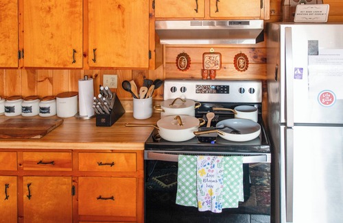 Almond Cottage | Mountain Views Hot Tub Near Bryson City