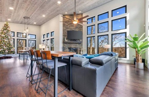 Innsbrook House | Mountaintop living at one of the highest points in Innsbrook!