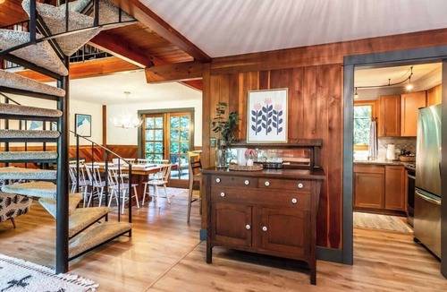 Glacier House | Mt Baker Rustic Luxe Lodge -Sauna House & Hot Tub