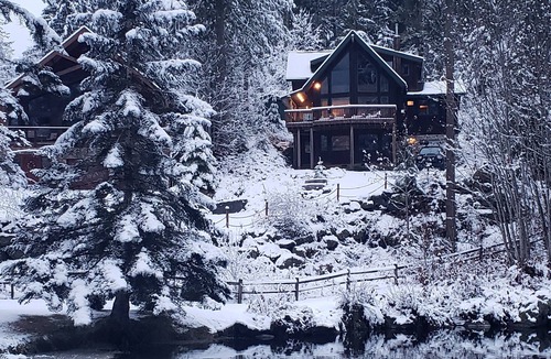Glacier House | Mt Baker's Skyline sleeps 8, is dog friendly & includes a hot tub.