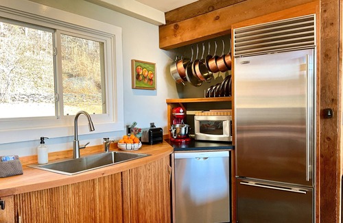 Bakersville Cabin | Mt Mitchell Views 5 Min to Penland 2 King Suites