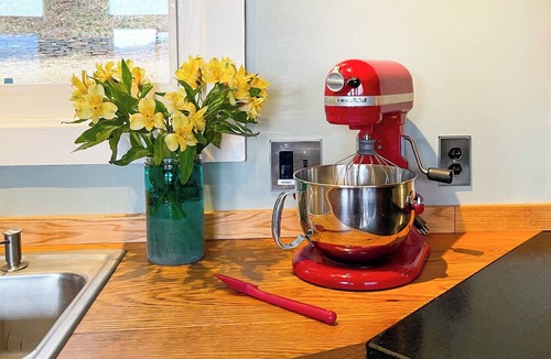 Bakersville Cabin | Mt Mitchell Views 5 Min to Penland 2 King Suites