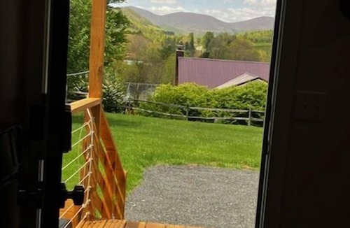 West Jefferson Cabin | Mtn Air, Endless Relaxationl! - Tiny House Near West Jefferson & w/Fire Pit