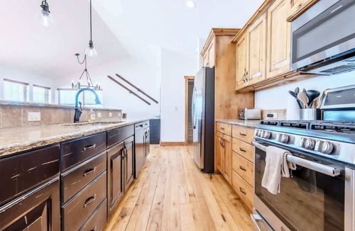 Victor House | Mtn Views, Hot Tub, Deck, Fenced Yard, AC, Dogs OK