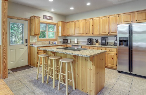 Murrayville Cabin | Murrayville Lakefront Cabin w/Boat Slip & Grill!