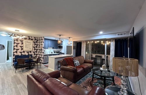 Alexandria Condo | Music-Lover's Retreat in Old Town Alexandria with a King Bed. Min from DC