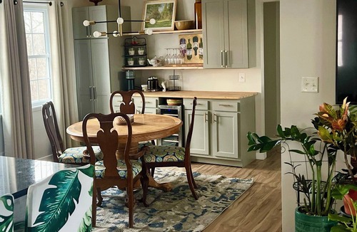 Hermitage House | Nashville Retreat near BNA ~ Pet Friendly + Backyard BBQ