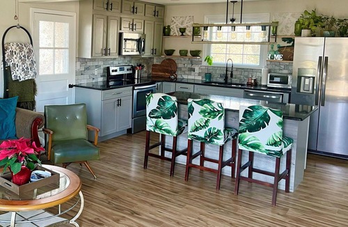 Hermitage House | Nashville Retreat near BNA ~ Pet Friendly + Backyard BBQ