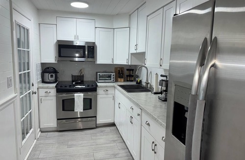 Bayou Oaks Apartment | Near Beaches & Ringling Fire Pit Family Stay Long Stays