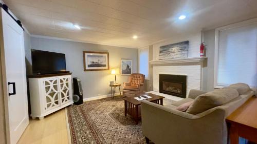 Blacksburg Apartment | Near downtown with hot tub sleeps seven