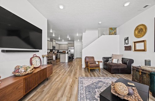 Eagle House | Near Eagle Island | Pool | King Bed | Parking | Smart TV