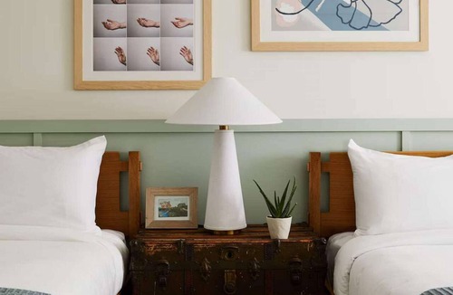 Newport Hotel | Near Newport Harbor + On-Site Dining. Pool. Bikes.