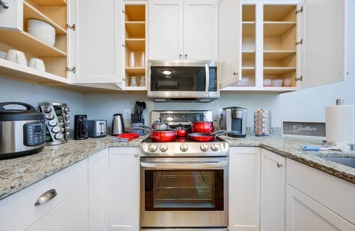 Old Town West Condo | ✨Nearby Metro✨Old Town Alexandria✨Walking Score 94