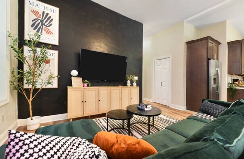 Point Breeze North Apartment | Netflix+BBQ+9Bedrooms With Parking Near Bakery Sq.