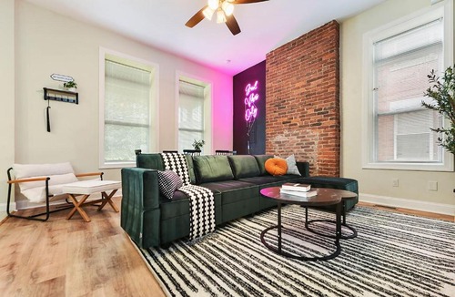 Point Breeze North Apartment | Netflix+BBQ+Free Parking Near Shops in East Liberty