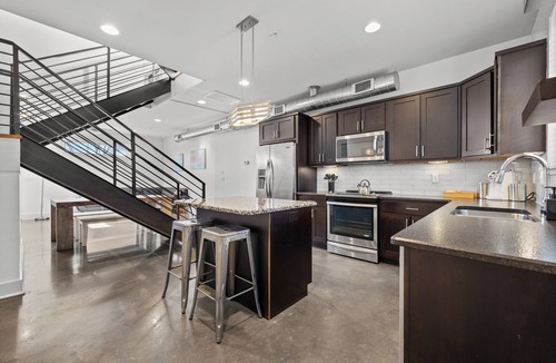 Cleveland Park House | New! 10 min to Broadway!/The Twang Townhouse