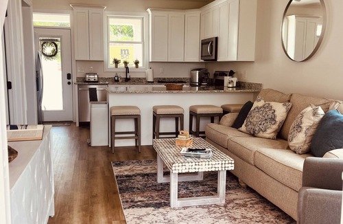 La Follette House | New 3 bed, 3 bath cozy home in Deerfield resort with private dock.