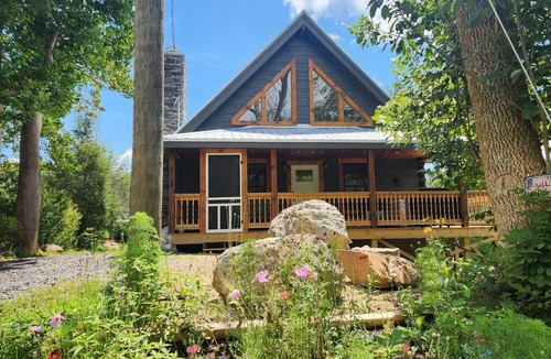 Bakersville Cabin | New 3-bedroom NC mountain cabin with million dollar view & N. Toe River access