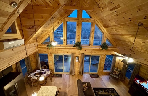 Fairview Cabin | New cabin with king size bedrooms, en suite bathrooms, smart TV, decks & views.