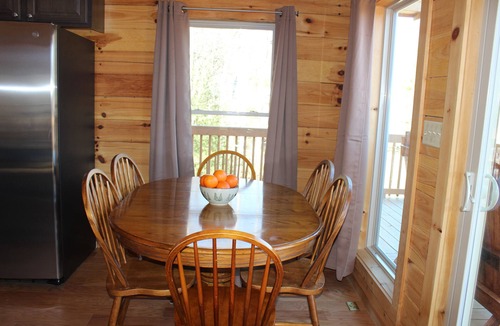 Fairview Cabin | New cabin with king size bedrooms, en suite bathrooms, smart TV, decks & views.