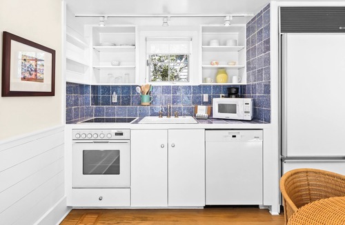 Seaside House | NEW Carriage House with Full Kitchen, Laundry, Bikes, 2 minute stroll to Beach