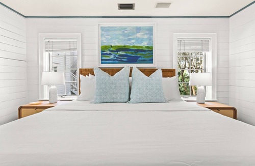 Seaside House | NEW Carriage House with Full Kitchen, Laundry, Bikes, 2 minute stroll to Beach