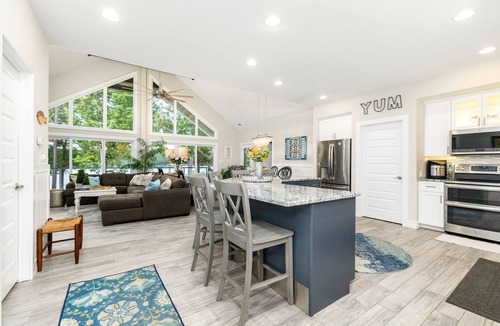 Quail Ridge House | NEW! Family Lake Gaston Getaway 🛶 5BR Dock Kayaks Flat Waterfront Lot