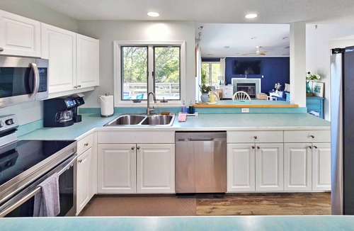 Corolla Light House | New Listing✦Walk to Beach ✦ Corolla Light Resort Pools✦ Hot Tub ✦ Bikes ✦ Kayaks