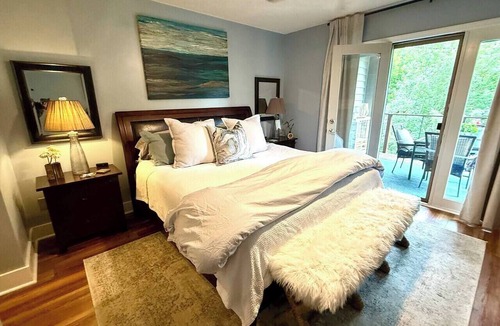 Seven Devils Condo | New! Modern Luxe Retreat w/2 Private King Suites; A/C and Mtn Views!
