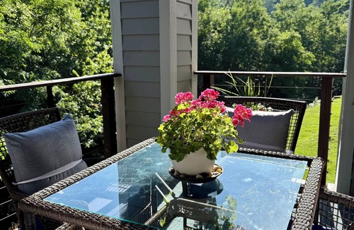 Seven Devils Condo | New! Modern Luxe Retreat w/2 Private King Suites; A/C and Mtn Views!