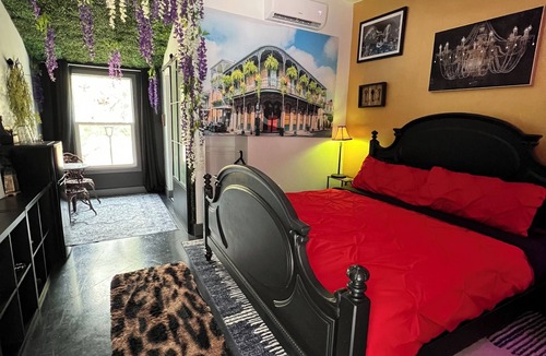 Bearss Plaza Hotel | New Orleans Garden Room Tampa Pool Hot Tub