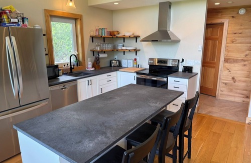 Bethel House | NEW - Sleeps 16, Views, Pool, Hot Tub, Theater