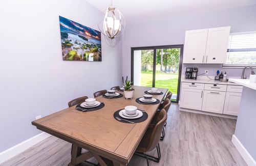 Jupiter House | Newly Built in 2023! 2 hole Putt-Putt, Fire-Pit, Huge Fenced Backyard, Lake View