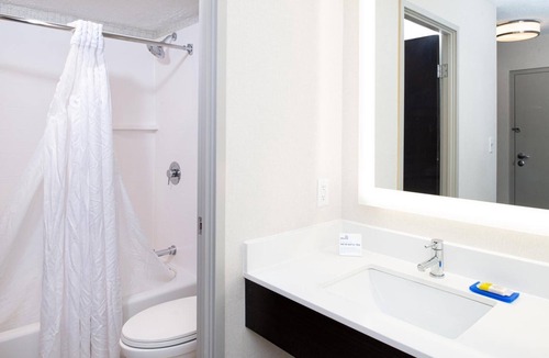 Dent Hotel | Newly Refreshed Room w/Bathtub + Close to Cincinnati Museum Center - 11 miles