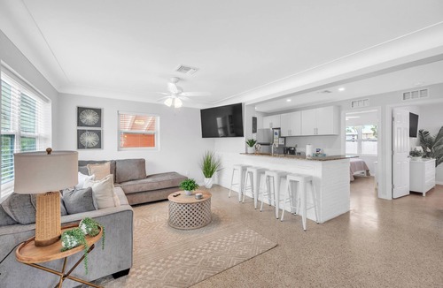 Fort Myers Beach House | Newly Renovated🌴Coral Reef Villa - Steps away from beach/private heated pool🌞