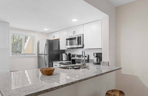 Savannah Condo | Newly Renovated 2bd/2ba Condo *Pool* 30+ Day Stays