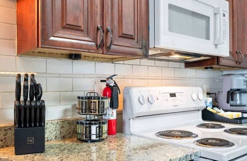 Trinidad Hotel | Newly Renovated Condo+2 BR+ Street Parking