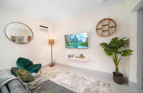 Victoria Park Apartment | Newly Renovated Tropical Oasis Near Las Olas Beach