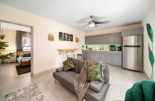 Victoria Park Apartment | Newly Renovated Tropical Oasis Near Las Olas Beach