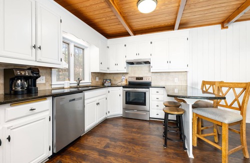 Henrico House | 💥New💥Sandy Beach! Main lake, kayaks, dock, hot tub, theater, game room, dogs!