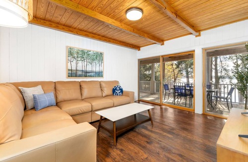 Henrico House | 💥New💥Sandy Beach! Main lake, kayaks, dock, hot tub, theater, game room, dogs!