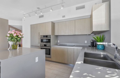 Hollywood South Central Beach Condo | NO RESORT & PARKING FEE, CHECK DETAILS, A World of Beauty: Stylish Apartment