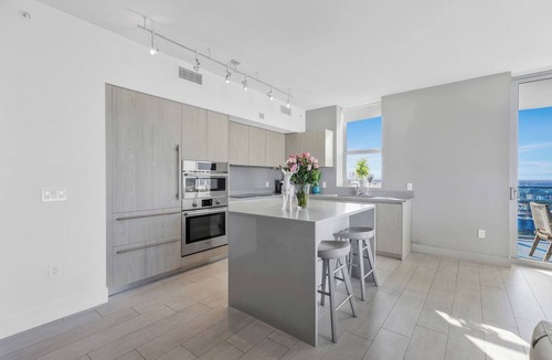 Hollywood South Central Beach Condo | NO RESORT & PARKING FEE, CHECK DETAILS, A World of Beauty: Stylish Apartment